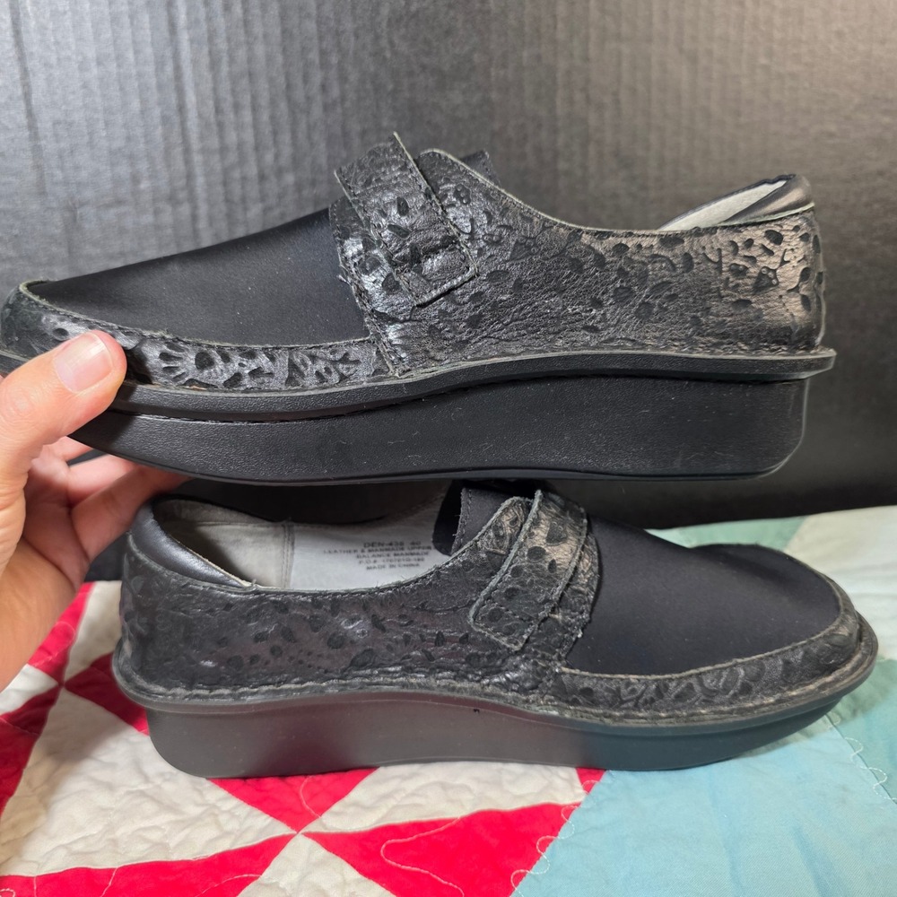 Alegria Dayna Professional Clogs Women 40 9-9.5 Black Floral Embossed Leather - Picture 7 of 10